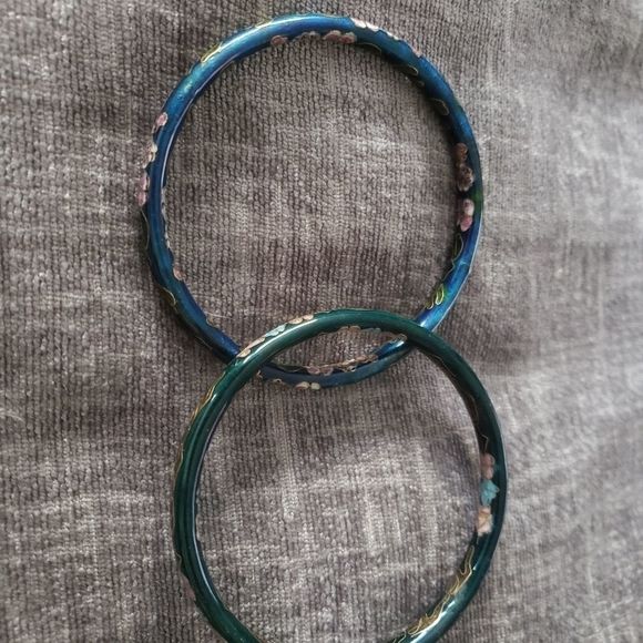 Beautiful Set of Vintage Cloisonné Floral Design Bracelets - Picture 4 of 7